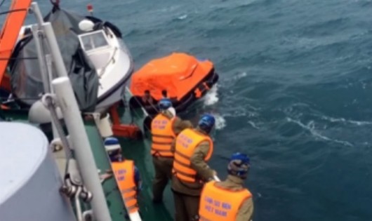 Tàu CSB 4036 đang cứu hộ các nạn nhân