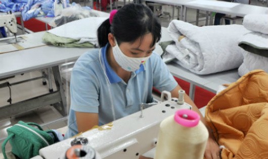 Năm 2017 vẫn là một năm thách thức với ngành dệt may Việt Nam. Ảnh: Anh Quân