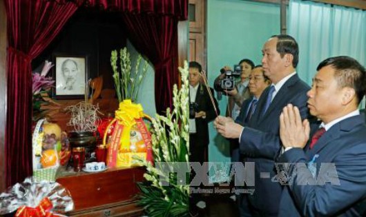 Chủ tịch nước Trần Đại Quang thành kính dâng hương tưởng nhớ Bác Hồ. Ảnh: TTXVN