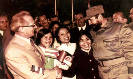 Chủ tịch Fidel Castro và Chủ tịch Erich Honecker với sinh viên Việt Nam tại T.P Halle (CHDC Đức)