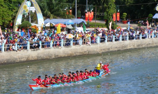 Bình Thuận: Tưng bừng Lễ hội đua thuyền truyền thống mừng Xuân Đinh Dậu