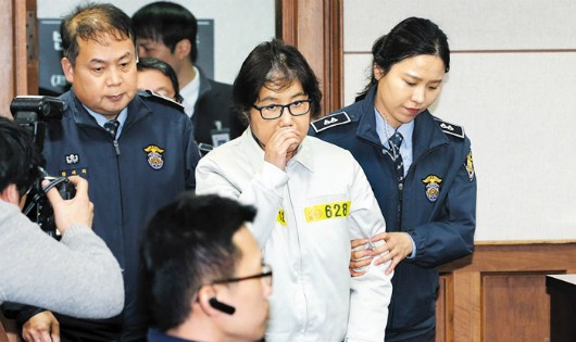 Vụ bê bối tham nhũng dây dưa từ Choi Soon-sil (giữa) đến Tổng thống Park đang khiến chính trường Hàn Quốc căng thẳng