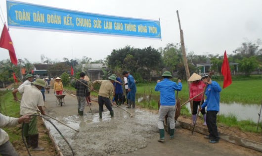 Huyện đoàn Cẩm Xuyên (Hà Tĩnh) cùng người dân xây dựng nông thôn mới