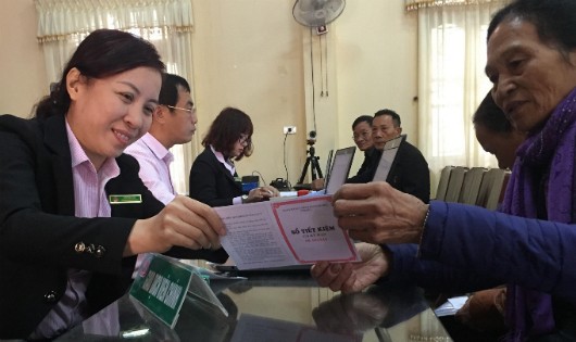 Bà Đỗ Thị Hồng (huyện Vũ Thư, tỉnh Thái Bình) gửi tiết kiệm tại Điểm giao dịch NHCSXH tại xã Tân Hòa. Ảnh: Trần Việt