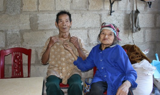 Hai vợ chồng già bị khuyết tật trong căn nhà nhỏ bé nơi phố núi