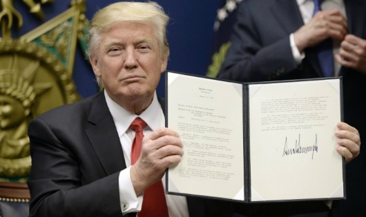 Tổng thống Donald Trump đã ký sắc lệnh gây tranh cãi