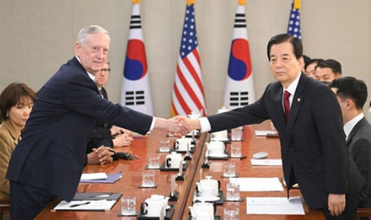 Bộ trưởng Quốc phòng Mỹ Jim Mattis (trái) và Bộ trưởng Quốc phòng Hàn Quốc Han Min-koo (phải)