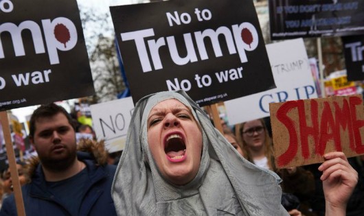 Hàng ngàn người đã xuống đường biểu tình phản đối lệnh cấm nhập cảnh của ông Trump
