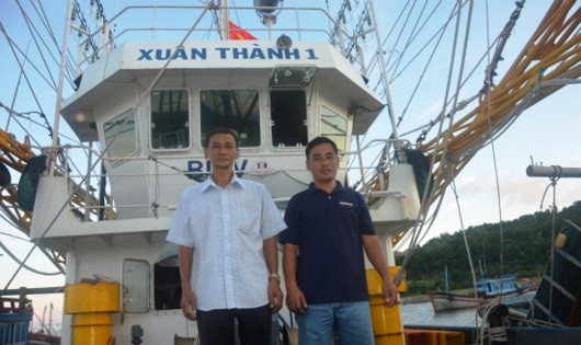 Lão ngư Ngô Văn Lanh cùng người con trai kế nghiệp trên chiếc tàu vỏ thép hiện đại mỗi chuyến biển đánh bắt 40 tấn cá
