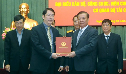 Bộ trưởng Đinh Tiến Dũng trao bản giao ước thi đua năm 2017 cho lãnh đạo Tổng cục Thuế