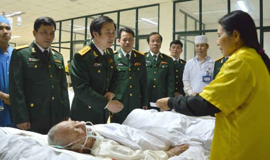 Đại tá Lê Anh Tuấn - Giám đốc Bệnh viện Quân y 105 - thăm hỏi, tặng quà gia đình chính sách điều trị tại Bệnh viện trong dịp Tết Nguyên đán Đinh Dậu 2017