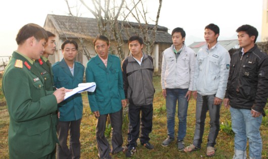 Cán bộ tuyển quân Ban CHQS huyện Sìn Hồ nắm bắt tâm tư, nguyện vọng của thanh niên trước khi lên đường nhập ngũ