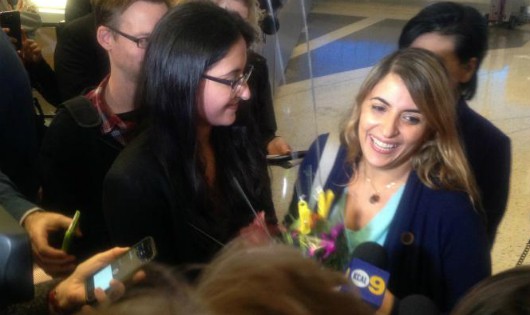 Sinh viên người Iran Sara Yarjani tới Mỹ sau khi bị đưa trả về Vienna hồi tuần trước theo lệnh cấm của ông Trump. Ảnh: Reuters