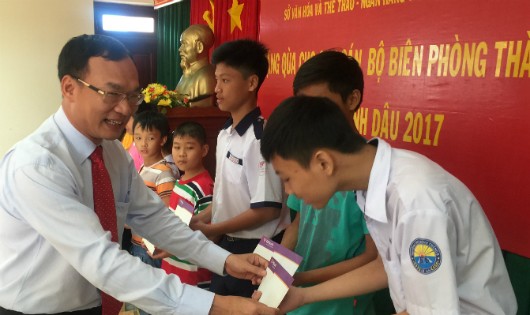 Ông Khúc Văn Họa – Phó tổng giám đốc TPBank trao quà cho các em nhỏ thuộc Hải đội 2