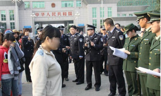 Những phụ nữ Việt Nam trong một vụ bắt cóc được cảnh sát Trung Quốc giải cứu và trở về nhà hôm 22/1/2015. Ảnh: CHINA DAILY/NLĐ
