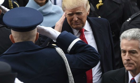 Tổng thống Mỹ Donald Trump chào các quân nhân ở Đồi Capitol sau khi tuyên thệ nhậm chức
