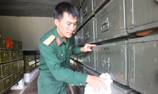 Thượng úy QNCN Phan Lê Duẩn thường xuyên làm tốt công tác bảo quản vũ khí trang bị