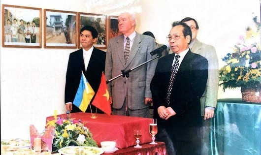 Ông Pilipchuk M.D cùng ngài Đại sứ ĐMTQ Việt Nam tại Ucraina Đoàn Đức và ông Phạm Nhật Vượng tại buổi gặp mặt các cựu chiến binh Liên Xô đã từng tham gia chiến đấu tại VN