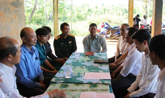 Chi bộ thôn 4 thị trấn Ea Pốk, huyện Cư M’gar động viên thanh niên lên đường nhập ngũ