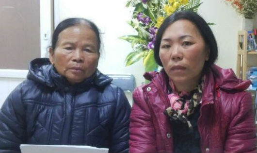 Bà Trần Thị Thơm (bên phải) cùng mẹ chồng đến Báo PLVN phản ánh sự việc