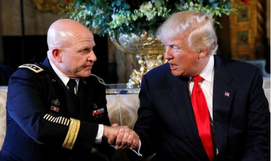 Tổng thống Donald Trump (phải) và tướng H. R. McMaster khi công bố quyết định bổ nhiệm tân cố vấn an ninh quốc gia Mỹ hôm 20/2. Ảnh: Reuters
