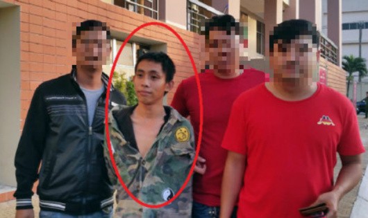 Các trinh sát bắt giữ thanh niên ngáo đá cướp taxi Lê Huy. Ảnh Tuổi Trẻ