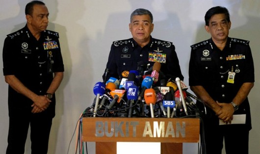 Tổng thanh tra cảnh sát Malaysia, ông Khalid Abu Bakar (giữa) phát biểu trong cuộc họp báo tại thủ đô Kula Lumpur. Ảnh Reuters/Thanh Niên
