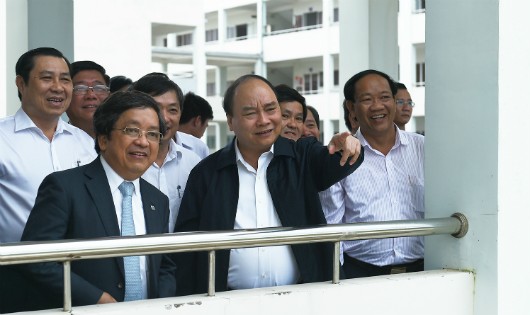 Thủ tướng Nguyễn Xuân Phúc tham quan Trường Cao đẳng Công nghệ thông tin tại Làng Đại học Đà Nẵng. Ảnh: VGP/Quang Hiếu