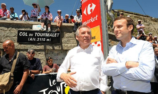 Emmanuel Macron (phải) chấp nhận liên minh với François Bayrou