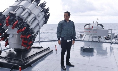 Tổng thống Indonesia Widodo đứng trên boong chiến hạm Hải quân Indonesia. Ảnh: Reuters/VnE