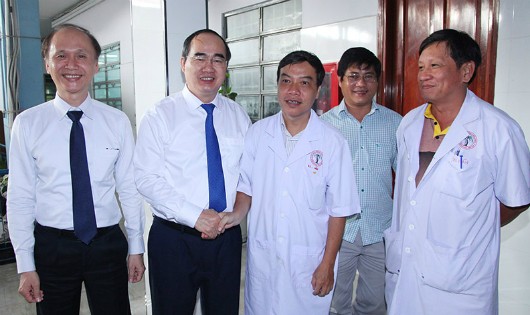 Chủ tịch Ủy ban Trung ương MTTQ Việt Nam Nguyễn Thiện Nhân và y, bác sĩ Bệnh viện Chấn thương chỉnh hình TPHCM. Ảnh: VGP/Thành Trung