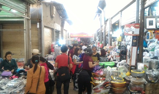 Chợ truyền thống Đồng Đăng hơn 100 năm lúc nào cũng tấp nập người mua bán.
