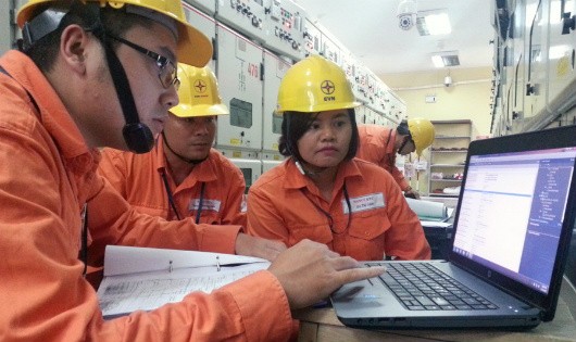 Chị Hà Thị Gấm - Đội Cao áp, Công ty Thí nghiệm điện Điện lực Hà Nội hội ý với các đồng nghiệp trong ca trực