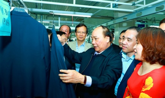 Thủ tướng Nguyễn Xuân Phúc thăm dây chuyền sản xuất hàng veston xuất khẩu sang Anh quốc