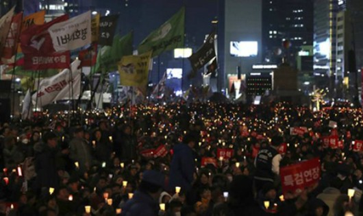 Hàng trăm nghìn người thuộc hai phe ủng hộ và phản đối Tổng thống Hàn Quốc đang bị luận tội Park Geun-Hye đã xuống đường biểu tình tại thủ đô Seoul