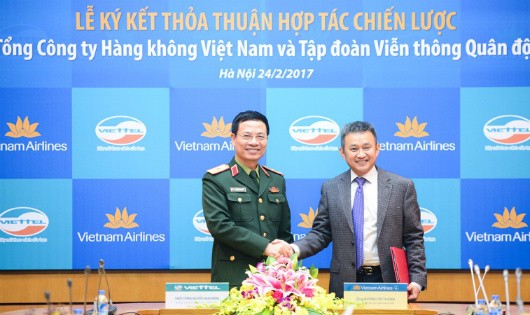 Lãnh đạo Viettel và Vietnam Airlines tại lễ ký thỏa thuận hợp tác