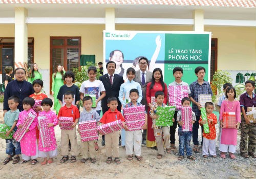 Manulife Việt Nam trao tặng 2 phòng học từ thiện cho 143 trẻ mồ côi