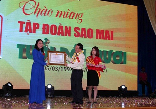 Bà Võ Thị Ánh Xuân - Ủy viên BCH Trung ương Đảng, Bí thư Tỉnh ủy An Giang trao Huân chương Lao động hạng Ba cho ông Lê Thanh Thuấn