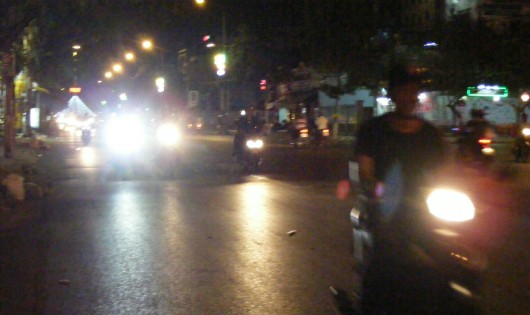 Xe ô tô, xe máy sử dụng đèn pha sáng trắng tham gia giao thông ban đêm  trong trung tâm TP. Phan Thiết.