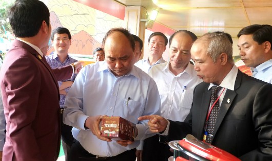 Lãnh đạo Vinacafé giới thiệu sản phẩm cà phê với Thủ tướng Chính phủ Nguyễn Xuân Phúc