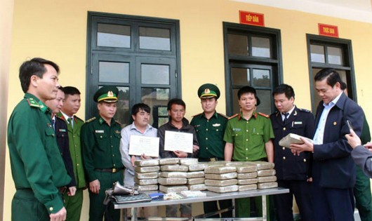 BĐBP Hà Tĩnh phối hợp bắt giữ vụ hai người Lào vận chuyển 60 kg cần sa 
qua biên giới