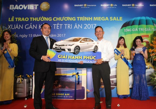 Tổng Giám đốc Tập đoàn Bảo Việt Nguyễn Quang Phi trao giải cho khách hàng may mắn