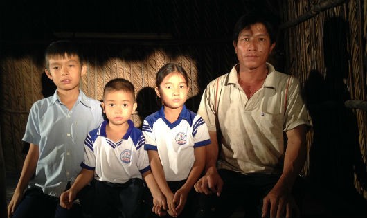 Từ khi vợ mất, một mình anh Ngang gồng gánh nuôi 3 đứa con thơ dại trong căn nhà lá dột nát