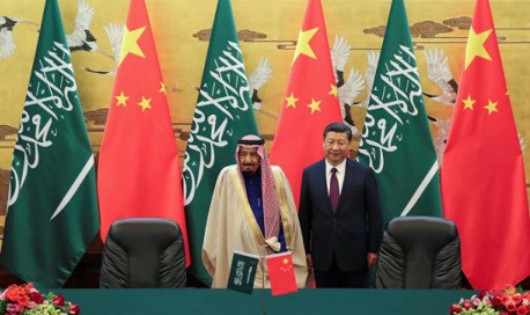 Chủ tịch Trung Quốc Tập Cận Bình (phải) và Quốc vương Saudi Arabia tại lễ ký kết. Ảnh: Reuters