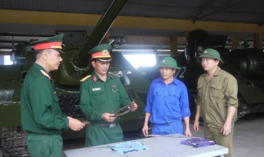 Đại tá Võ Quế Phương, Lữ đoàn trưởng Lữ đoàn Tăng - Thiết giáp 574 (thứ hai, trái qua) kiểm tra công tác bảo đảm kỹ thuật của đơn vị
