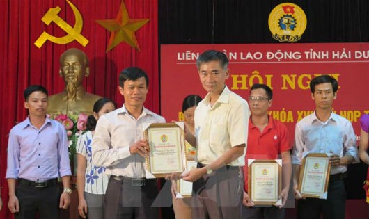 Ông Trần Văn Thuật (bên phải), Ủy viên Đoàn Chủ tịch, Trưởng Ban Tổ chức Liên đoàn Lao động Việt Nam. (Ảnh: Mạnh Minh/TTXVN)