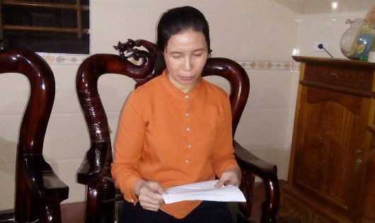 Chị Nguyễn Thị Hương trình bày sự việc với phóng viên Báo PLVN