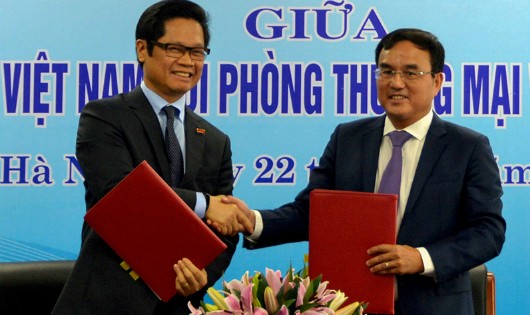 Chủ tịch VCCI Vũ Tiến Lộc và Chủ tịch EVN Dương Quang Thành trao Thỏa thuận hợp tác sáng 22/3 tại Hà Nội