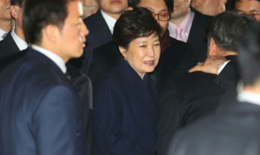 Tổng thống Hàn Quốc bị phế truất Park Geun-hye (giữa). Ảnh: AFP/Dân trí