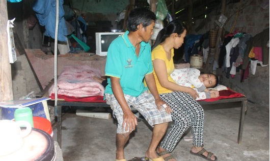 Ông Thái, bà Phương và em Oanh mắc phải bệnh tật, nghèo khó đang cần sự giúp đỡ, cưu mang...